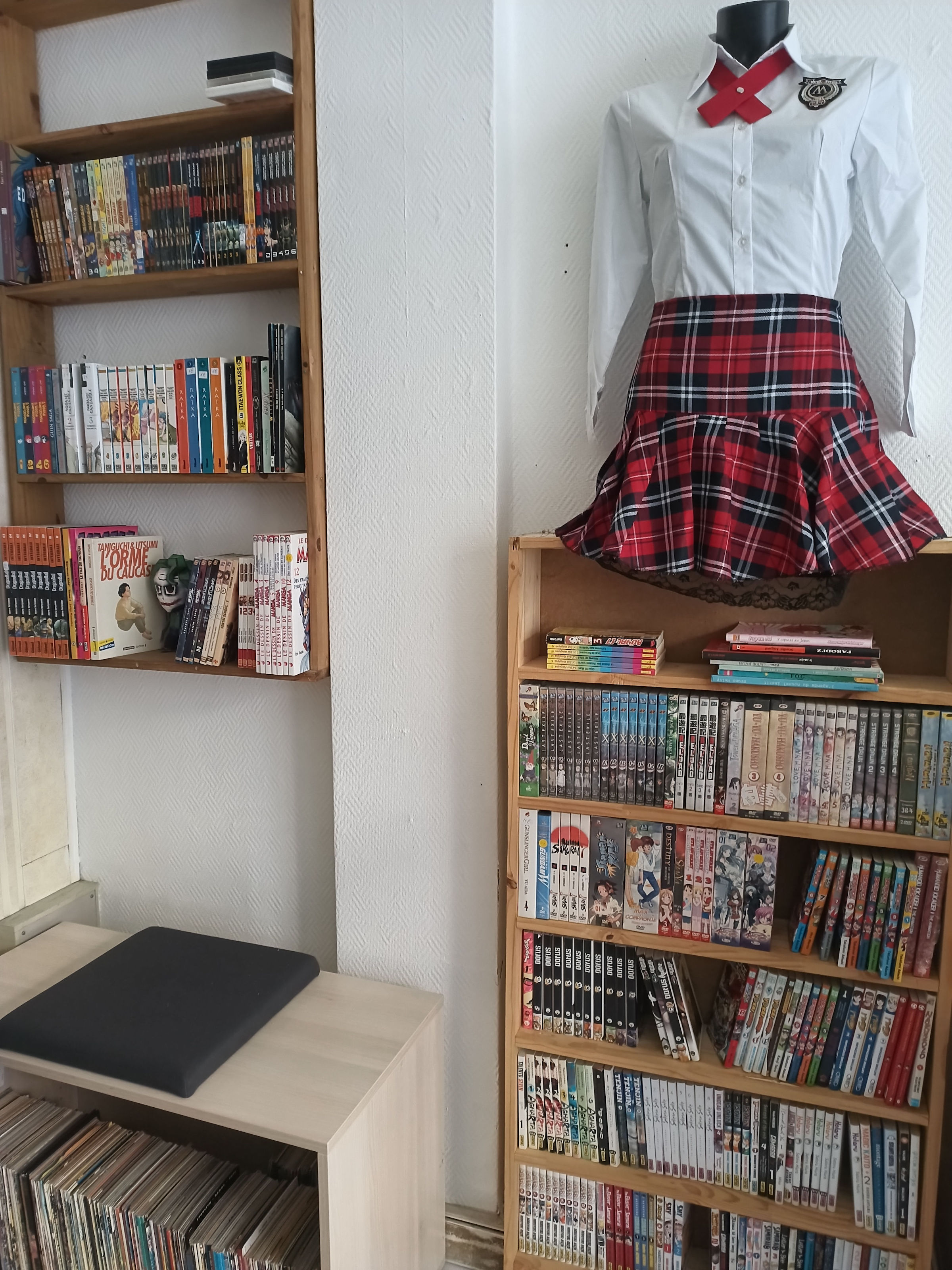 Etagère avec manga et cosplay